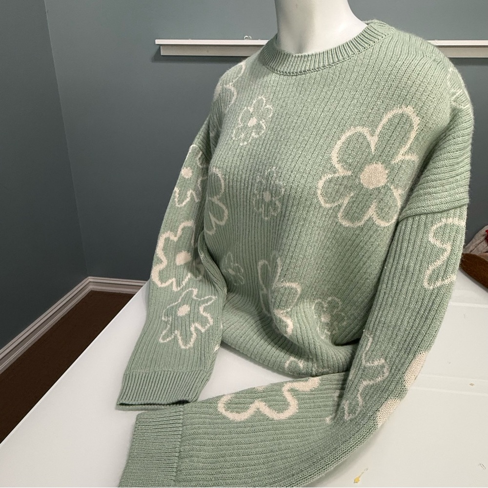 Title:
ASOS Design Oversized Floral‎ Sweater – Sage Green Daisy Knit (L)